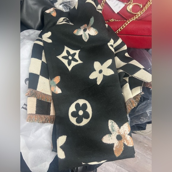 POSH LIVE LISTING - Picture 3 of 3